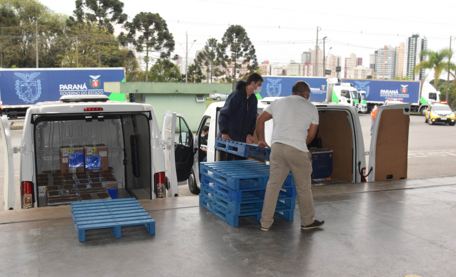 A Secretaria de Estado da Saúde (Sesa) recebeu neste domingo (19) mais 348.660 vacinas contra a Covid-19 da Pfizer/BioNTech. - Curitiba, 19/09/2021 - Foto: Américo Antonio/SESA