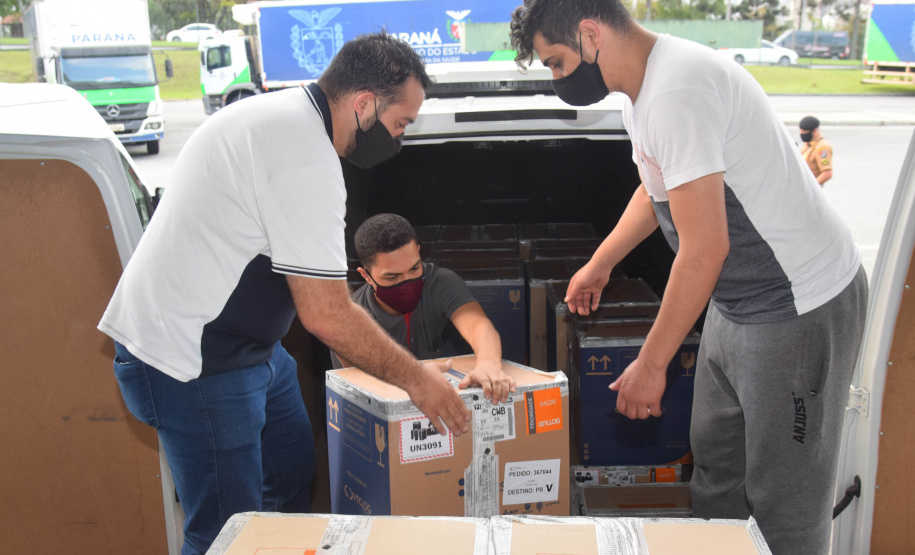 A Secretaria de Estado da Saúde (Sesa) recebeu neste domingo (19) mais 348.660 vacinas contra a Covid-19 da Pfizer/BioNTech. - Curitiba, 19/09/2021 - Foto: Américo Antonio/SESA