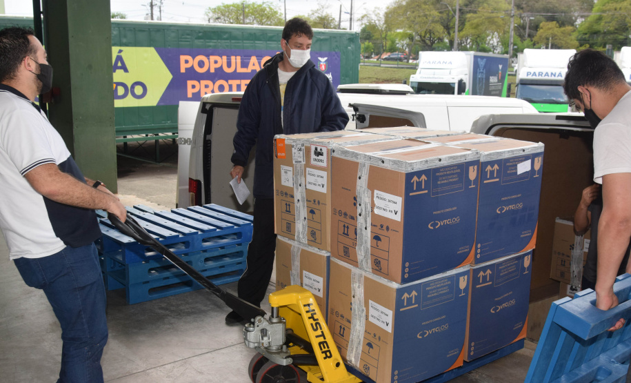 A Secretaria de Estado da Saúde (Sesa) recebeu neste domingo (19) mais 348.660 vacinas contra a Covid-19 da Pfizer/BioNTech. - Curitiba, 19/09/2021 - Foto: Américo Antonio/SESA