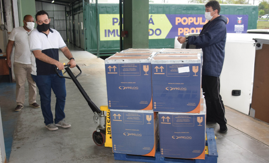 A Secretaria de Estado da Saúde (Sesa) recebeu neste domingo (19) mais 348.660 vacinas contra a Covid-19 da Pfizer/BioNTech. - Curitiba, 19/09/2021 - Foto: Américo Antonio/SESA