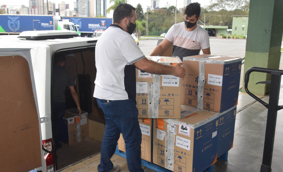 A Secretaria de Estado da Saúde (Sesa) recebeu neste domingo (19) mais 348.660 vacinas contra a Covid-19 da Pfizer/BioNTech. - Curitiba, 19/09/2021 - Foto: Américo Antonio/SESA