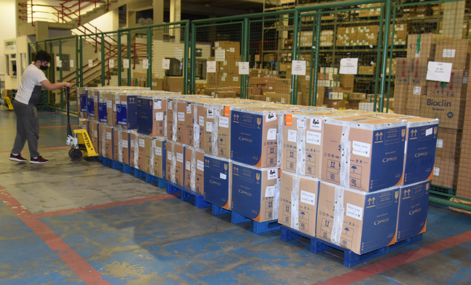 A Secretaria de Estado da Saúde (Sesa) recebeu neste domingo (19) mais 348.660 vacinas contra a Covid-19 da Pfizer/BioNTech. - Curitiba, 19/09/2021 - Foto: Américo Antonio/SESA