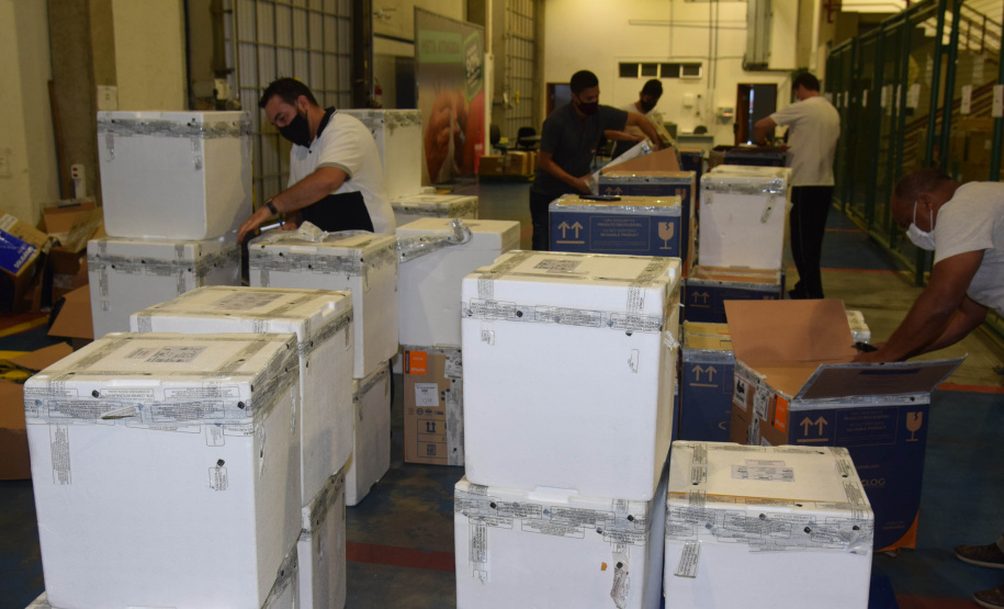 A Secretaria de Estado da Saúde (Sesa) recebeu neste domingo (19) mais 348.660 vacinas contra a Covid-19 da Pfizer/BioNTech. - Curitiba, 19/09/2021 - Foto: Américo Antonio/SESA