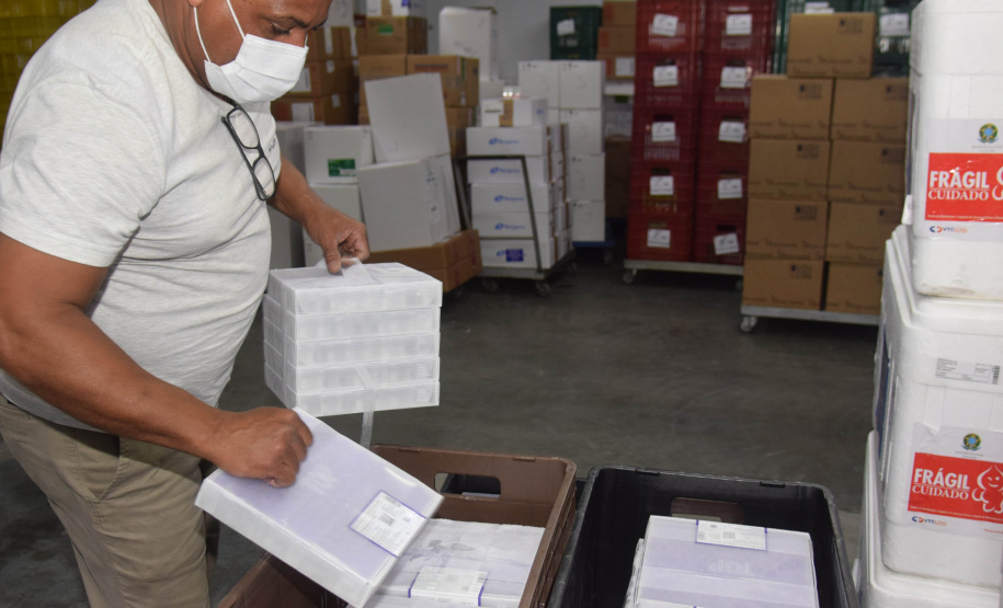 A Secretaria de Estado da Saúde (Sesa) recebeu neste domingo (19) mais 348.660 vacinas contra a Covid-19 da Pfizer/BioNTech. - Curitiba, 19/09/2021 - Foto: Américo Antonio/SESA