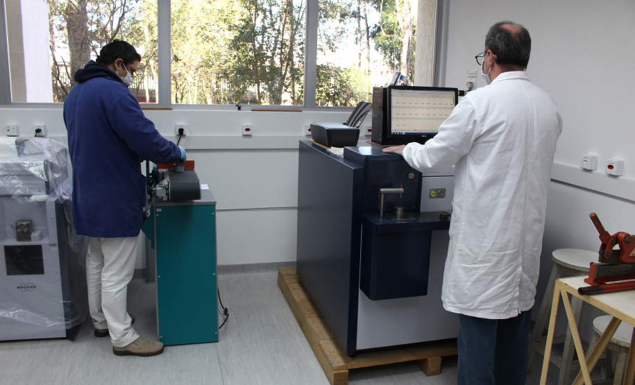 O Instituto de Tecnologia do Paraná (Tecpar) é o único laboratório do Estado a fazer a análise de ligas de titânio, material amplamente utilizado na produção de próteses para implantes ortopédicos e odontológicos. Foto:Luciano Sarote