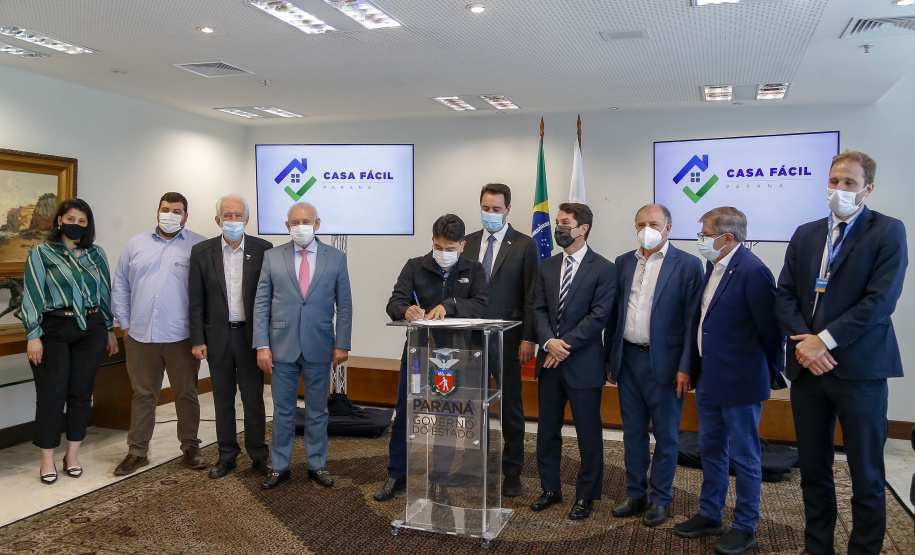 20.09.2021 -  Governador Carlos Massa Ratinho Junior assina convenio Casa Facil
Prefeito Hissam
Foto Gilson Abreu