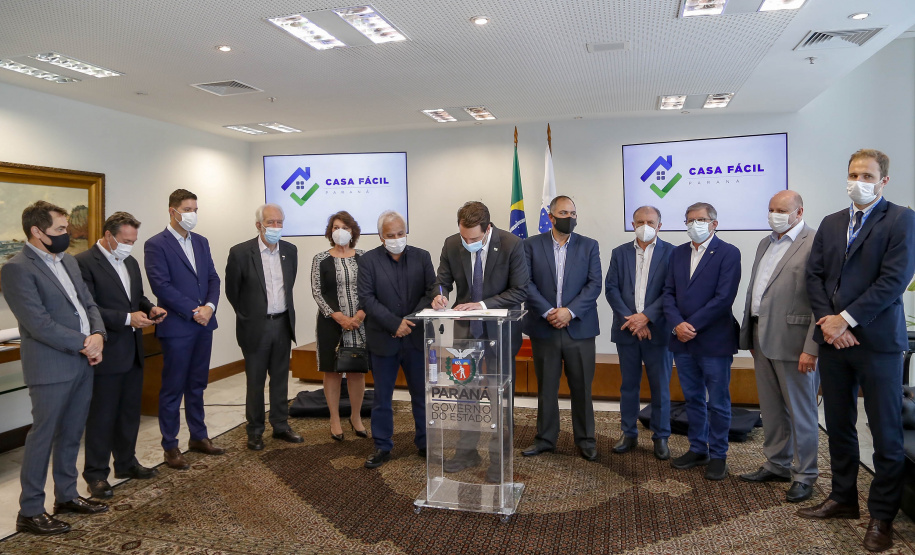 20.09.2021 -  Governador Carlos Massa Ratinho Junior assina convenio Casa Facil
prefeito Celso Fernando Góes
Foto Gilson Abreu