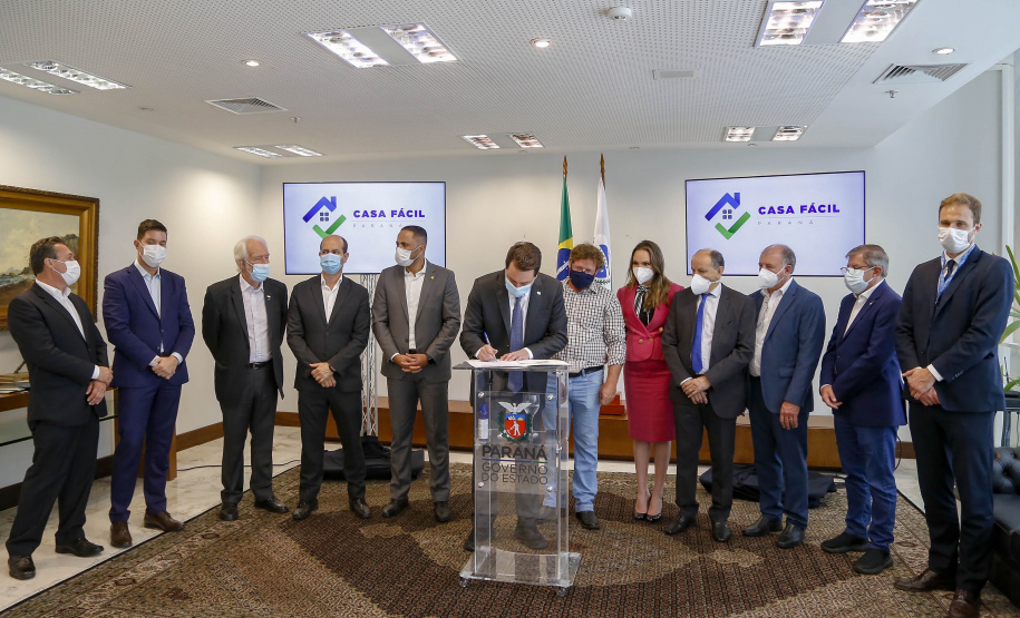 20.09.2021 -  Governador Carlos Massa Ratinho Junior assina convenio Casa Facil
prefeito Victor Martini
Foto Gilson Abreu