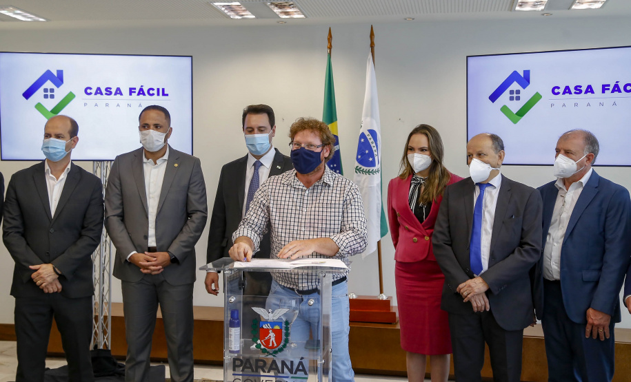 20.09.2021 -  Governador Carlos Massa Ratinho Junior assina convenio Casa Facil
prefeito Victor Martini
Foto Gilson Abreu