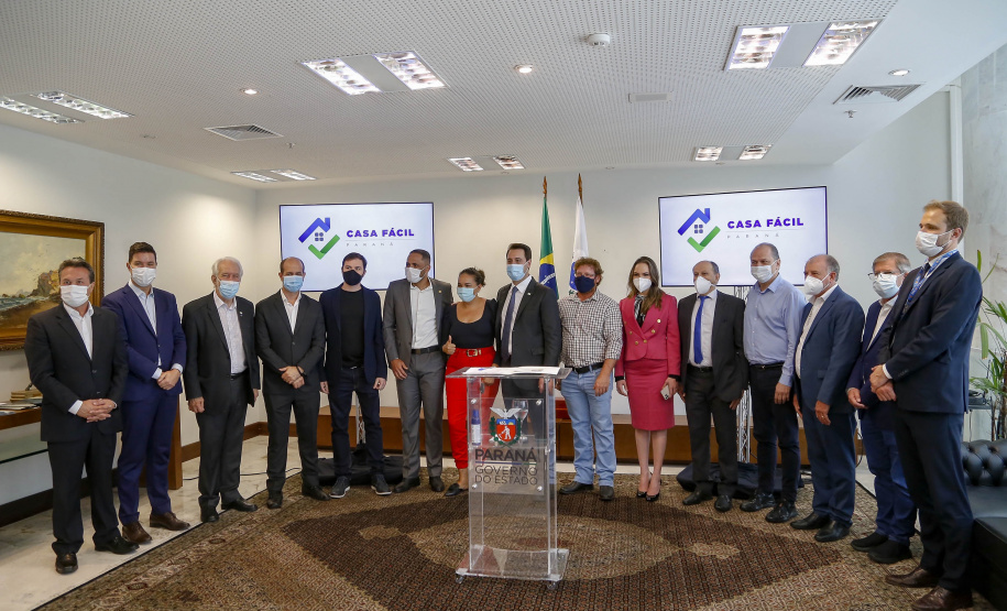 20.09.2021 -  Governador Carlos Massa Ratinho Junior assina convenio Casa Facil
prefeito Victor Martini
Foto Gilson Abreu