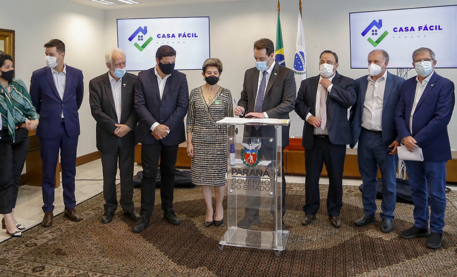20.09.2021 -  Governador Carlos Massa Ratinho Junior assina convenio Casa Facil
 prefeita Elizabeth Silveira Schmidt.
Foto Gilson Abreu