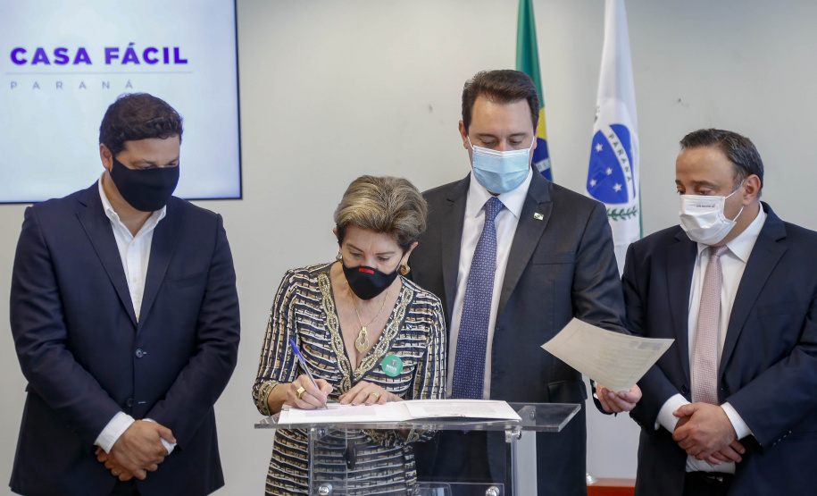 20.09.2021 -  Governador Carlos Massa Ratinho Junior assina convenio Casa Facil
 prefeita Elizabeth Silveira Schmidt.
Foto Gilson Abreu