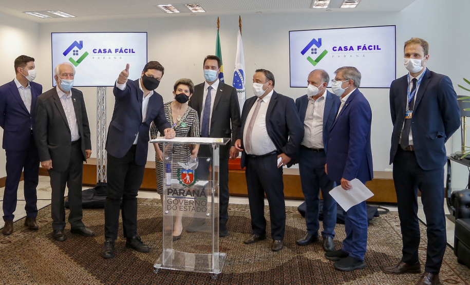 20.09.2021 -  Governador Carlos Massa Ratinho Junior assina convenio Casa Facil
 prefeita Elizabeth Silveira Schmidt.
Foto Gilson Abreu