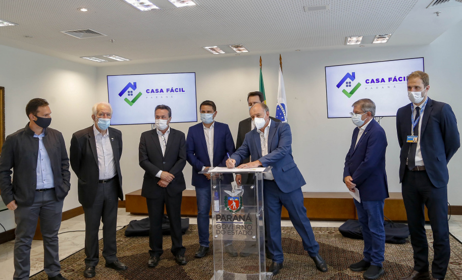 20.09.2021 -  Governador Carlos Massa Ratinho Junior assina convenio Casa Facil
prefeito Fran Boni
Foto Gilson Abreu