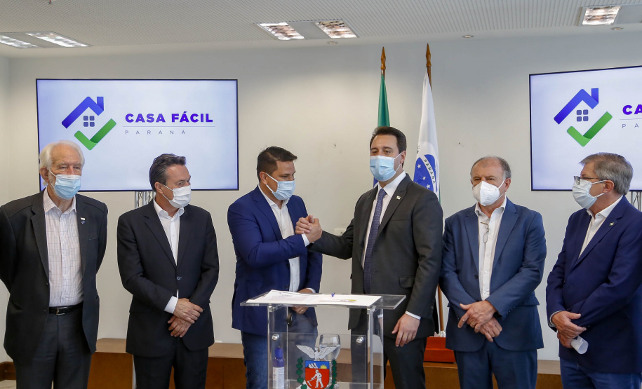 20.09.2021 -  Governador Carlos Massa Ratinho Junior assina convenio Casa Facil
prefeito Fran Boni
Foto Gilson Abreu