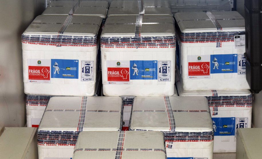 Com a ajuda das vacinas contra a Covid-19 que o Paraná recebeu nesta segunda-feira (20), a Secretaria de Estado da Saúde dará início a mais uma etapa da campanha de vacinação com a aplicação das doses de reforço (terceira dose).. Foto: Américo Antonio/SESA