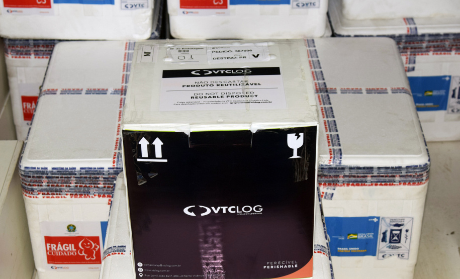 Com a ajuda das vacinas contra a Covid-19 que o Paraná recebeu nesta segunda-feira (20), a Secretaria de Estado da Saúde dará início a mais uma etapa da campanha de vacinação com a aplicação das doses de reforço (terceira dose).. Foto: Américo Antonio/SESA