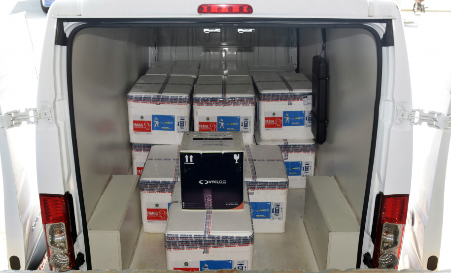 Com a ajuda das vacinas contra a Covid-19 que o Paraná recebeu nesta segunda-feira (20), a Secretaria de Estado da Saúde dará início a mais uma etapa da campanha de vacinação com a aplicação das doses de reforço (terceira dose).. Foto: Américo Antonio/SESA