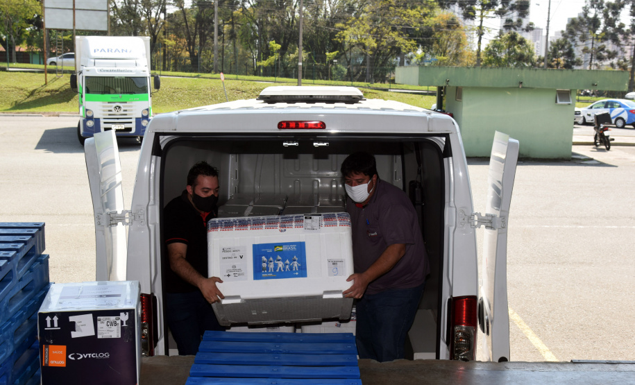 Com a ajuda das vacinas contra a Covid-19 que o Paraná recebeu nesta segunda-feira (20), a Secretaria de Estado da Saúde dará início a mais uma etapa da campanha de vacinação com a aplicação das doses de reforço (terceira dose).. Foto: Américo Antonio/SESA