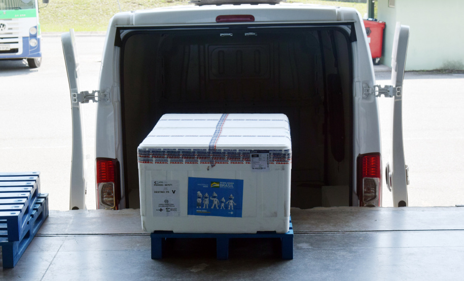 Com a ajuda das vacinas contra a Covid-19 que o Paraná recebeu nesta segunda-feira (20), a Secretaria de Estado da Saúde dará início a mais uma etapa da campanha de vacinação com a aplicação das doses de reforço (terceira dose).. Foto: Américo Antonio/SESA