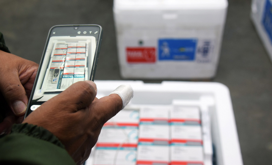 Com a ajuda das vacinas contra a Covid-19 que o Paraná recebeu nesta segunda-feira (20), a Secretaria de Estado da Saúde dará início a mais uma etapa da campanha de vacinação com a aplicação das doses de reforço (terceira dose).. Foto: Américo Antonio/SESA