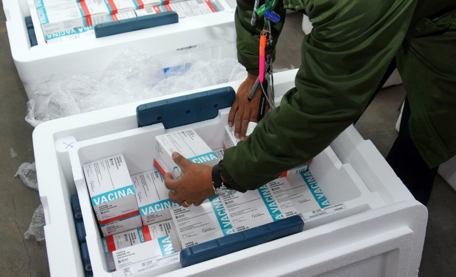 Com a ajuda das vacinas contra a Covid-19 que o Paraná recebeu nesta segunda-feira (20), a Secretaria de Estado da Saúde dará início a mais uma etapa da campanha de vacinação com a aplicação das doses de reforço (terceira dose).. Foto: Américo Antonio/SESA