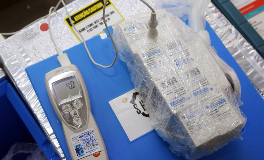 Com a ajuda das vacinas contra a Covid-19 que o Paraná recebeu nesta segunda-feira (20), a Secretaria de Estado da Saúde dará início a mais uma etapa da campanha de vacinação com a aplicação das doses de reforço (terceira dose).. Foto: Américo Antonio/SESA