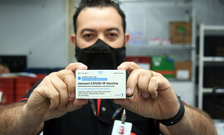 Com a ajuda das vacinas contra a Covid-19 que o Paraná recebeu nesta segunda-feira (20), a Secretaria de Estado da Saúde dará início a mais uma etapa da campanha de vacinação com a aplicação das doses de reforço (terceira dose).. Foto: Américo Antonio/SESA