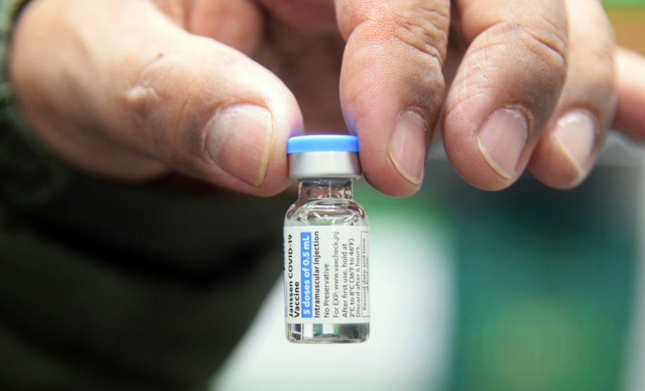 Com a ajuda das vacinas contra a Covid-19 que o Paraná recebeu nesta segunda-feira (20), a Secretaria de Estado da Saúde dará início a mais uma etapa da campanha de vacinação com a aplicação das doses de reforço (terceira dose).. Foto: Américo Antonio/SESA