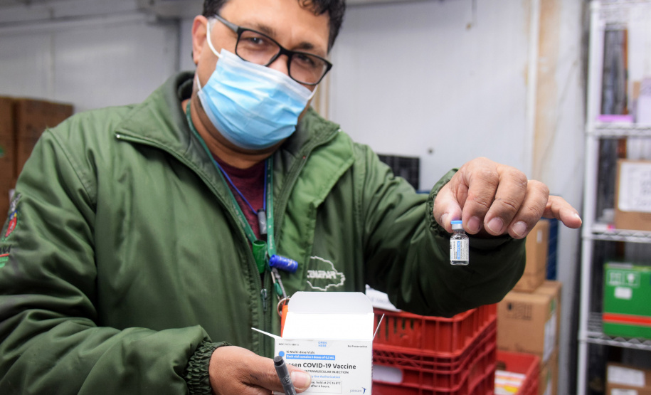 Com a ajuda das vacinas contra a Covid-19 que o Paraná recebeu nesta segunda-feira (20), a Secretaria de Estado da Saúde dará início a mais uma etapa da campanha de vacinação com a aplicação das doses de reforço (terceira dose).. Foto: Américo Antonio/SESA