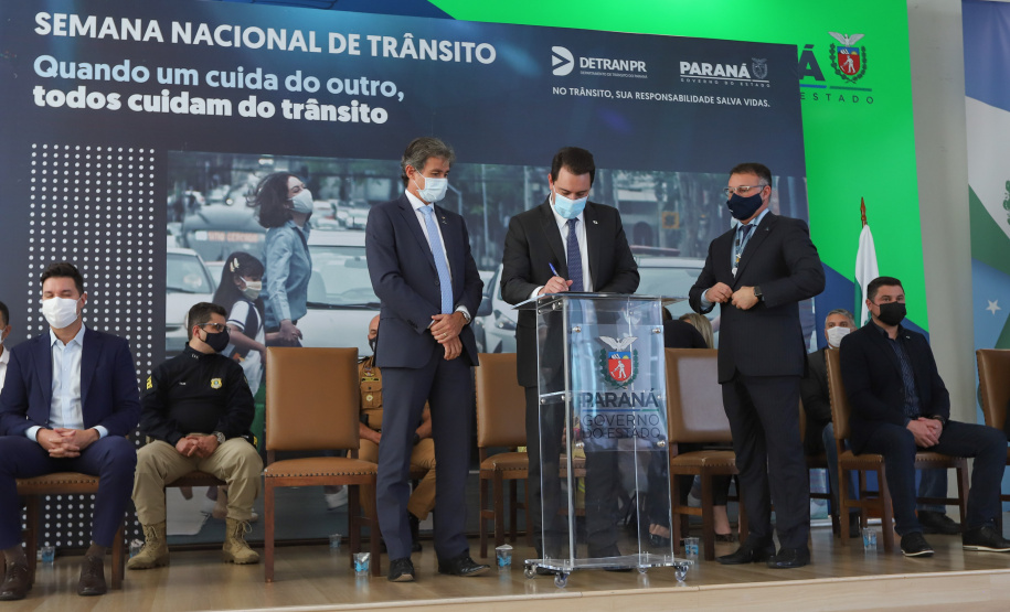 Semana Transito O governador Carlos Massa Ratinho Junior participa nesta segunda-feira (20), do lançamento da Semana Nacional de Transito ao lado do secretário nacional de Trânsito, Frederico Carneiro, e do diretor-geral do Detran-PR, Wagner Mesquita. 20/09/2021 - Foto: Geraldo Bubniak/AEN