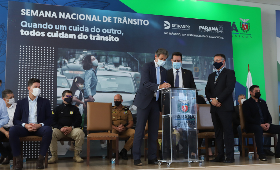 Semana Transito O governador Carlos Massa Ratinho Junior participa nesta segunda-feira (20), do lançamento da Semana Nacional de Transito ao lado do secretário nacional de Trânsito, Frederico Carneiro, e do diretor-geral do Detran-PR, Wagner Mesquita. 20/09/2021 - Foto: Geraldo Bubniak/AEN