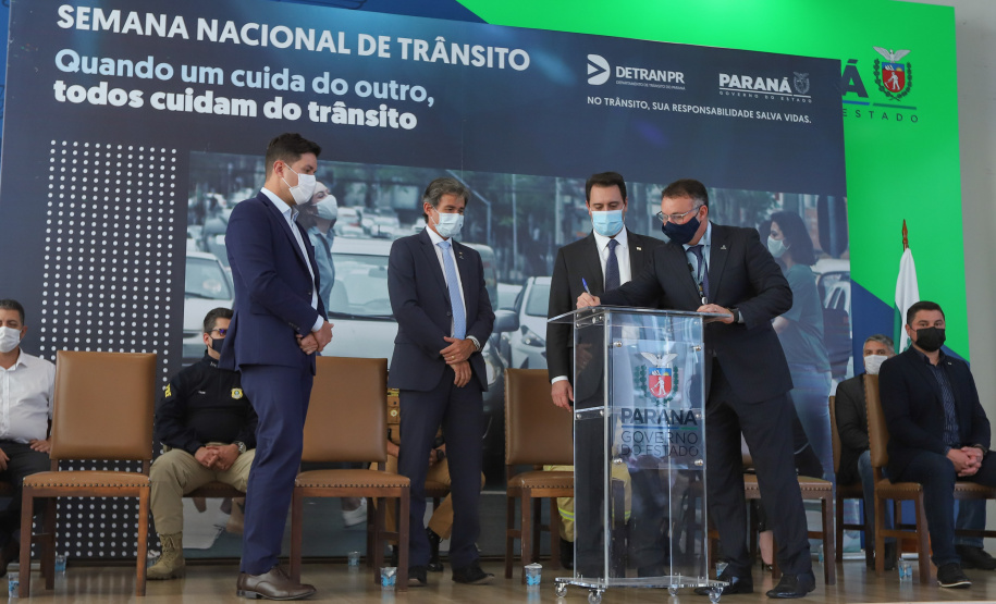Semana Transito O governador Carlos Massa Ratinho Junior participa nesta segunda-feira (20), do lançamento da Semana Nacional de Transito ao lado do secretário nacional de Trânsito, Frederico Carneiro, e do diretor-geral do Detran-PR, Wagner Mesquita. 20/09/2021 - Foto: Geraldo Bubniak/AEN