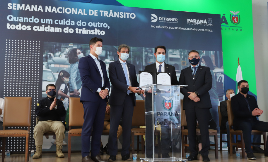 Semana Transito O governador Carlos Massa Ratinho Junior participa nesta segunda-feira (20), do lançamento da Semana Nacional de Transito ao lado do secretário nacional de Trânsito, Frederico Carneiro, e do diretor-geral do Detran-PR, Wagner Mesquita. 20/09/2021 - Foto: Geraldo Bubniak/AEN