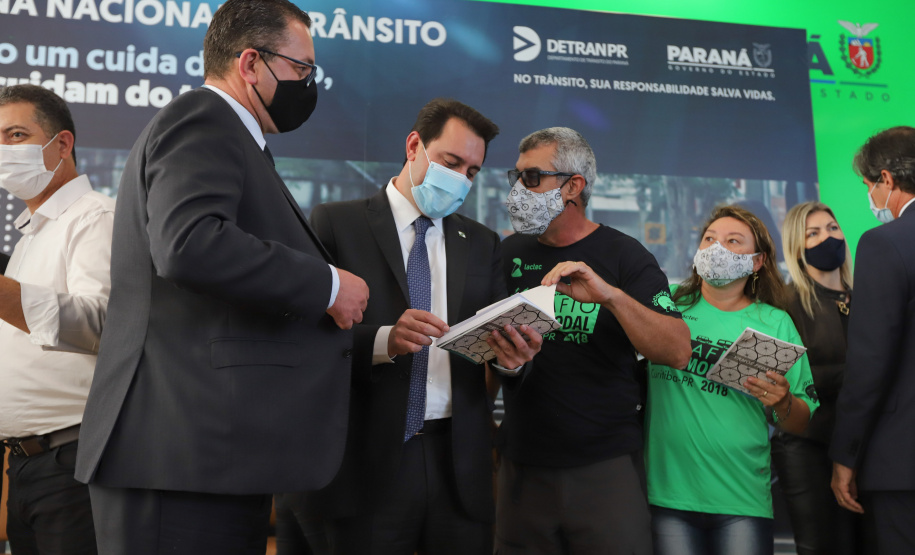 Semana Transito O governador Carlos Massa Ratinho Junior participa nesta segunda-feira (20), do lançamento da Semana Nacional de Transito ao lado do secretário nacional de Trânsito, Frederico Carneiro, e do diretor-geral do Detran-PR, Wagner Mesquita. 20/09/2021 - Foto: Geraldo Bubniak/AEN