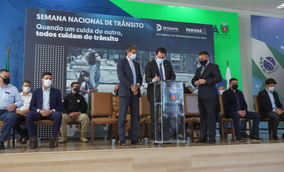 Semana Transito O governador Carlos Massa Ratinho Junior participa nesta segunda-feira (20), do lançamento da Semana Nacional de Transito ao lado do secretário nacional de Trânsito, Frederico Carneiro, e do diretor-geral do Detran-PR, Wagner Mesquita. 20/09/2021 - Foto: Geraldo Bubniak/AEN