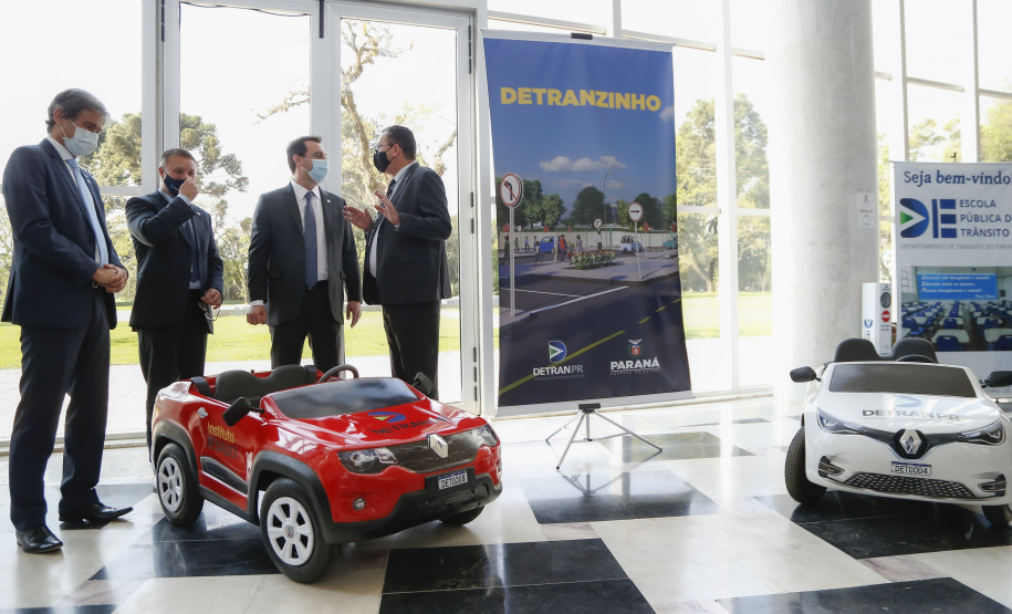 O governador Carlos Massa Ratinho Junior participa nesta segunda-feira (20), do lançamento da Semana Nacional de Transito ao lado do secretário nacional de Trânsito, Frederico Carneiro, e do diretor-geral do Detran-PR, Wagner Mesquita. 20/09/2021 - Foto: Jonathan Campos/AEN