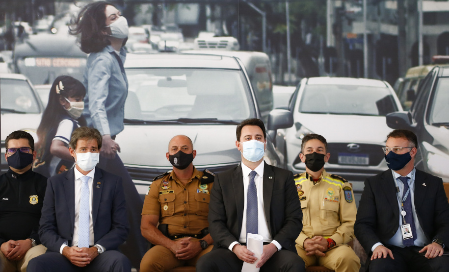 O governador Carlos Massa Ratinho Junior participa nesta segunda-feira (20), do lançamento da Semana Nacional de Transito ao lado do secretário nacional de Trânsito, Frederico Carneiro, e do diretor-geral do Detran-PR, Wagner Mesquita. 20/09/2021 - Foto: Jonathan Campos/AEN