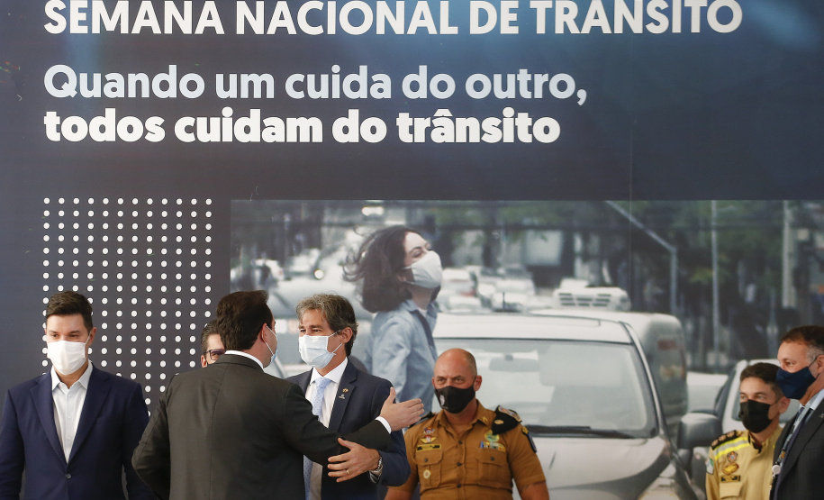 O governador Carlos Massa Ratinho Junior participa nesta segunda-feira (20), do lançamento da Semana Nacional de Transito ao lado do secretário nacional de Trânsito, Frederico Carneiro, e do diretor-geral do Detran-PR, Wagner Mesquita. 20/09/2021 - Foto: Jonathan Campos/AEN