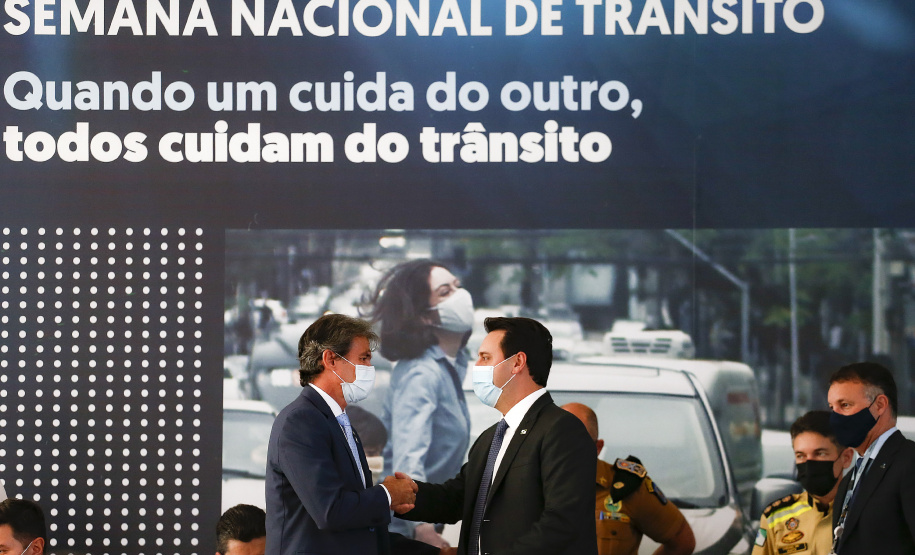 O governador Carlos Massa Ratinho Junior participa nesta segunda-feira (20), do lançamento da Semana Nacional de Transito ao lado do secretário nacional de Trânsito, Frederico Carneiro, e do diretor-geral do Detran-PR, Wagner Mesquita. 20/09/2021 - Foto: Jonathan Campos/AEN