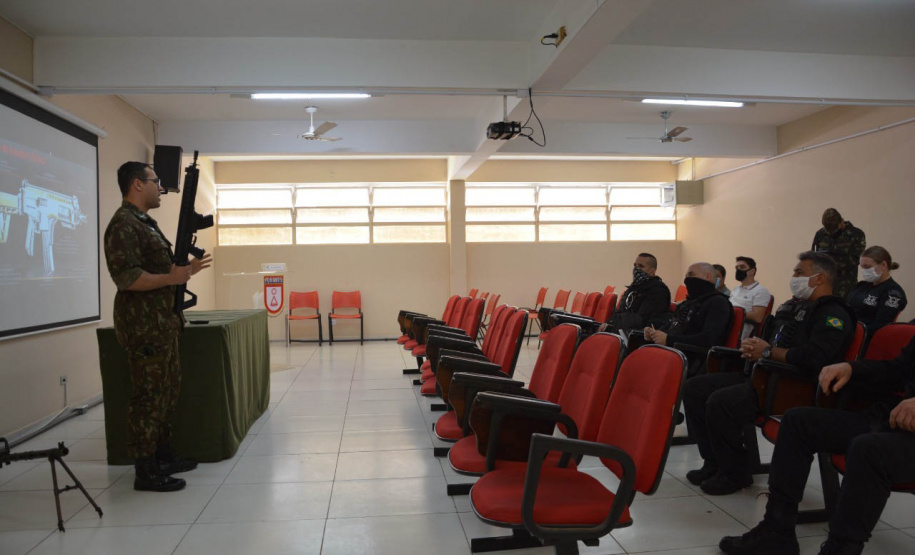 Agentes penitenciários participam de curso de habilitação em fuzil e armeiro no Exército Brasileiro  -  Curitiba, 20/09/2021  -  Foto: DEPEN-PR