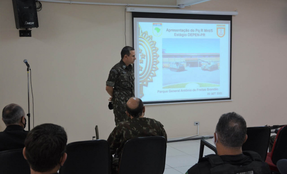 Agentes penitenciários participam de curso de habilitação em fuzil e armeiro no Exército Brasileiro  -  Curitiba, 20/09/2021  -  Foto: DEPEN-PR