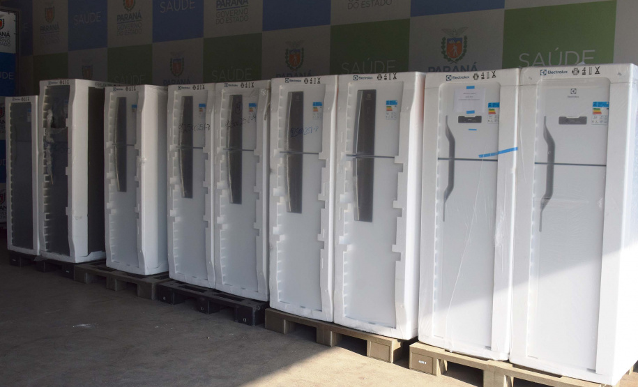 A Secretaria de Estado da Saúde (Sesa) recebeu 20 geladeiras e quatro câmaras frias, ou ultrafreezers, por meio do movimento Unidos pela Vacina. Os novos equipamentos auxiliarão no armazenamento de insumos como vacinas e medicamentos, nas 22 Regionais de Saúde. A entrega foi realizada nesta segunda-feira (20) na Coordenação de Material de Patrimônio (Comp).
Foto: Américo Antonio/SESA