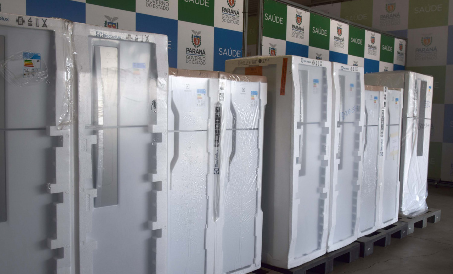 A Secretaria de Estado da Saúde (Sesa) recebeu 20 geladeiras e quatro câmaras frias, ou ultrafreezers, por meio do movimento Unidos pela Vacina. Os novos equipamentos auxiliarão no armazenamento de insumos como vacinas e medicamentos, nas 22 Regionais de Saúde. A entrega foi realizada nesta segunda-feira (20) na Coordenação de Material de Patrimônio (Comp).
Foto: Américo Antonio/SESA