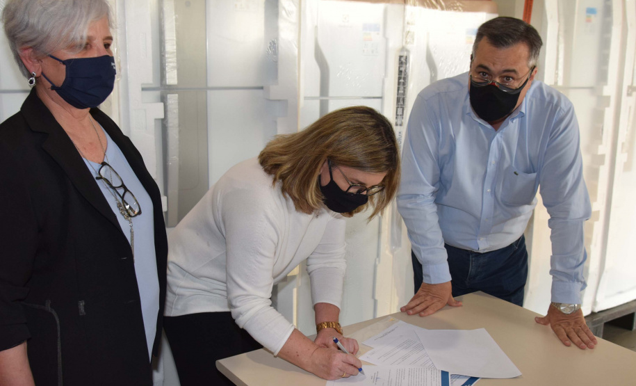 A Secretaria de Estado da Saúde (Sesa) recebeu 20 geladeiras e quatro câmaras frias, ou ultrafreezers, por meio do movimento Unidos pela Vacina. Os novos equipamentos auxiliarão no armazenamento de insumos como vacinas e medicamentos, nas 22 Regionais de Saúde. A entrega foi realizada nesta segunda-feira (20) na Coordenação de Material de Patrimônio (Comp).
Foto: Américo Antonio/SESA