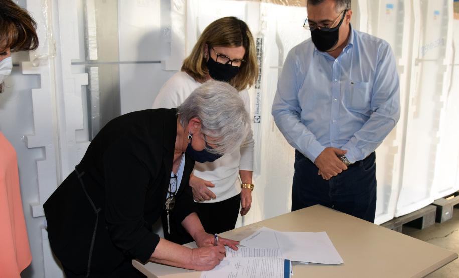 A Secretaria de Estado da Saúde (Sesa) recebeu 20 geladeiras e quatro câmaras frias, ou ultrafreezers, por meio do movimento Unidos pela Vacina. Os novos equipamentos auxiliarão no armazenamento de insumos como vacinas e medicamentos, nas 22 Regionais de Saúde. A entrega foi realizada nesta segunda-feira (20) na Coordenação de Material de Patrimônio (Comp).
Foto: Américo Antonio/SESA