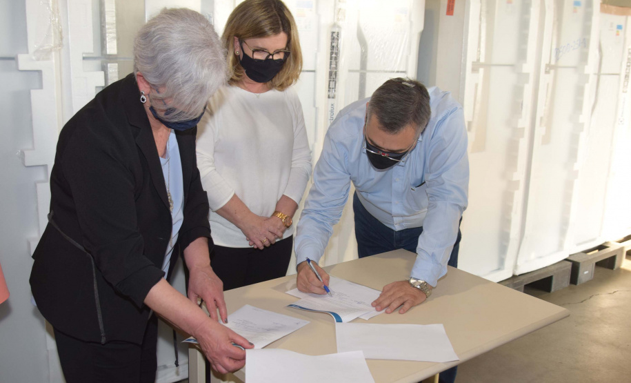 A Secretaria de Estado da Saúde (Sesa) recebeu 20 geladeiras e quatro câmaras frias, ou ultrafreezers, por meio do movimento Unidos pela Vacina. Os novos equipamentos auxiliarão no armazenamento de insumos como vacinas e medicamentos, nas 22 Regionais de Saúde. A entrega foi realizada nesta segunda-feira (20) na Coordenação de Material de Patrimônio (Comp).
Foto: Américo Antonio/SESA