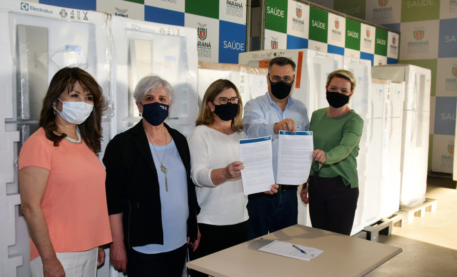 A Secretaria de Estado da Saúde (Sesa) recebeu 20 geladeiras e quatro câmaras frias, ou ultrafreezers, por meio do movimento Unidos pela Vacina. Os novos equipamentos auxiliarão no armazenamento de insumos como vacinas e medicamentos, nas 22 Regionais de Saúde. A entrega foi realizada nesta segunda-feira (20) na Coordenação de Material de Patrimônio (Comp).
Foto: Américo Antonio/SESA