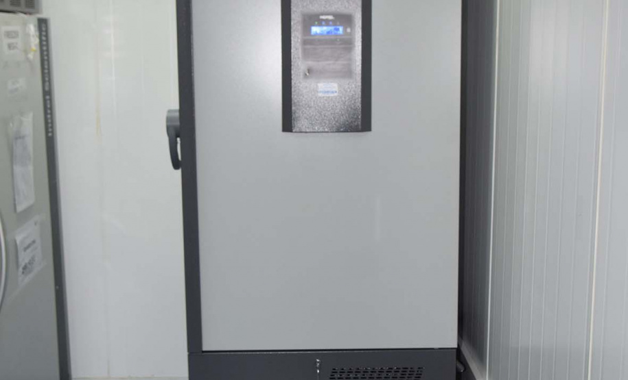 A Secretaria de Estado da Saúde (Sesa) recebeu 20 geladeiras e quatro câmaras frias, ou ultrafreezers, por meio do movimento Unidos pela Vacina. Os novos equipamentos auxiliarão no armazenamento de insumos como vacinas e medicamentos, nas 22 Regionais de Saúde. A entrega foi realizada nesta segunda-feira (20) na Coordenação de Material de Patrimônio (Comp).
Foto: Américo Antonio/SESA