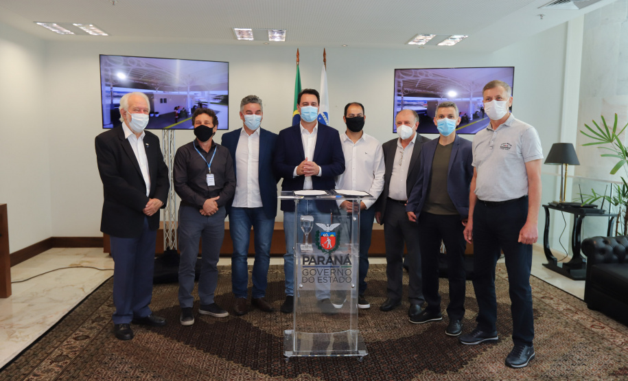 O governador Carlos Massa Ratinho Junior assina nesta terca-feira (21),  a ordem de serviço para construcao do novo terminal de Piraquara ao lado do Prefeito Josimar Fróes. - 21/09/2021 - Foto: Geraldo Bubniak/AEN